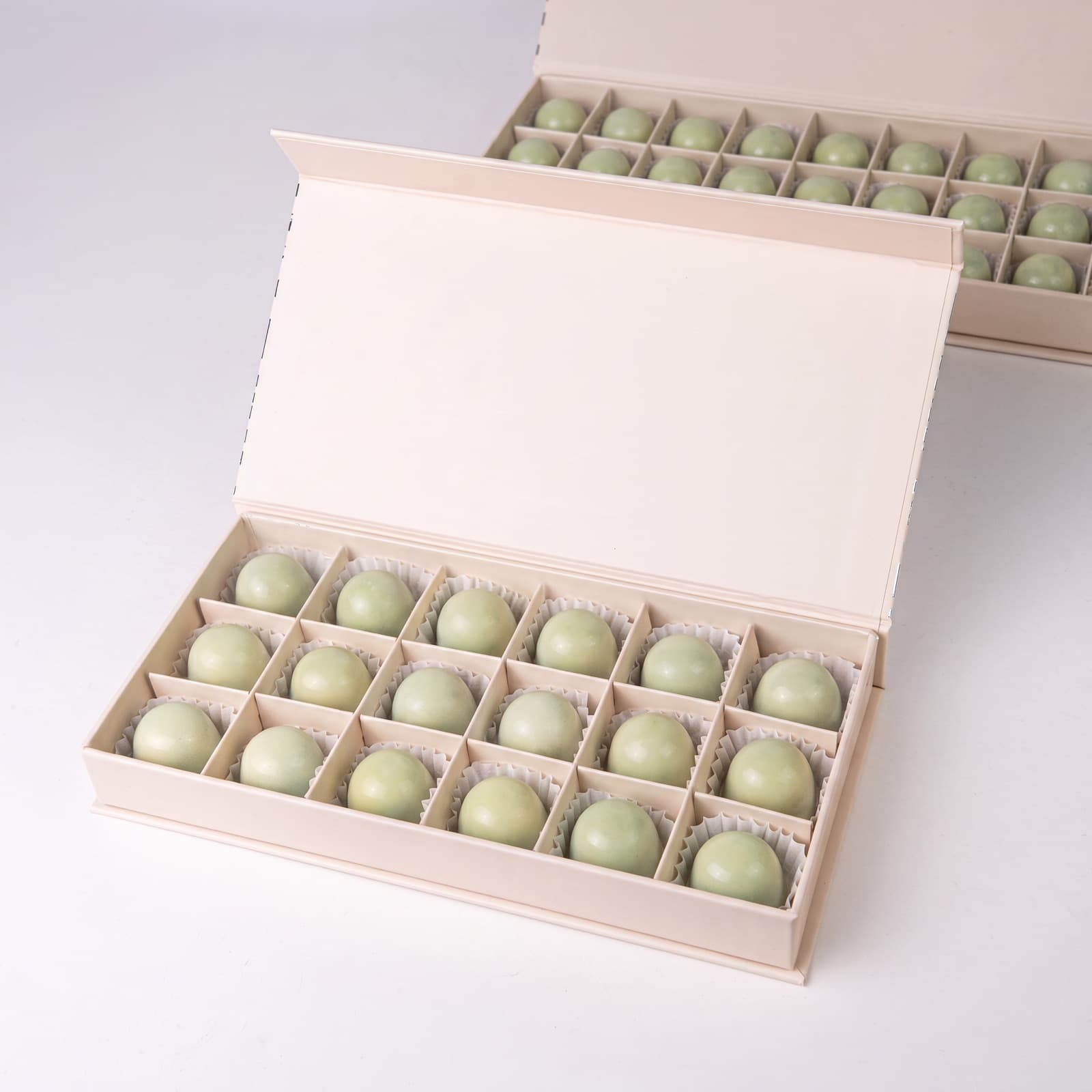 Loomi Mastic Dates Bonbon — packaging view