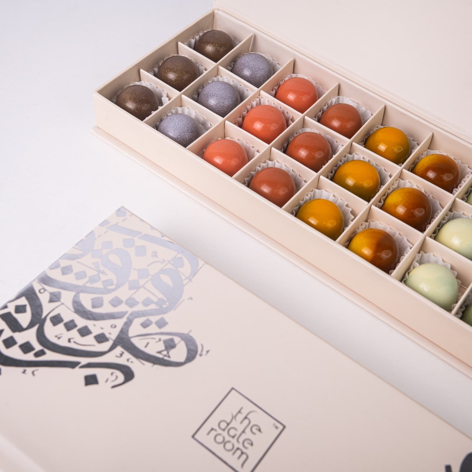 Mixed Dates Bonbon Box — scale reference